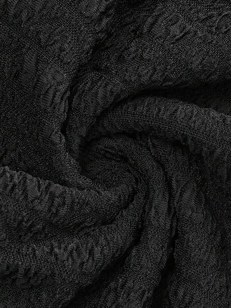 Top à manches longues texturé côtelé noir avec col et boutons contrastants. Vêtements pour femmes pour l'automne et l'hiver