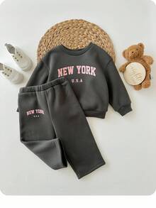 SHEIN 2 件套 Babygirl 宽松休闲字母印花长袖圆领运动衫和运动裤，适合户外和室内穿着 - 灰色 - 查看 1