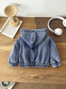 SHEIN 男婴街头酷炫保暖水洗拼接连帽长袖宽松蓝色牛仔保暖内衬泰迪熊外套，适合男婴秋冬季穿着