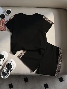 SHEIN Bộ 2 món áo thun cổ tròn tay ngắn in chữ chắp vá cho bé trai mới biết đi và quần short rộng rãi, màu đen - Nhiều màu - Xem 2