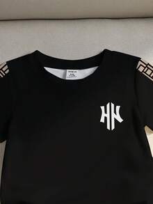SHEIN Bộ 2 món áo thun cổ tròn tay ngắn in chữ chắp vá cho bé trai mới biết đi và quần short rộng rãi, màu đen - Nhiều màu - Xem 4