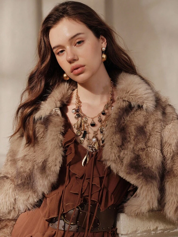 Chaqueta corta de mujer elegante y de moda de piel sintética
