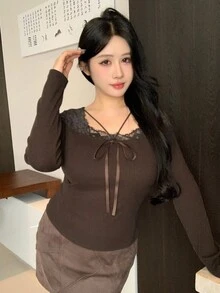 Dazy Plus Áo thun nữ tay dài ôm sát phối ren nơ màu tương phản cỡ lớn - màu nâu - Xem 7
