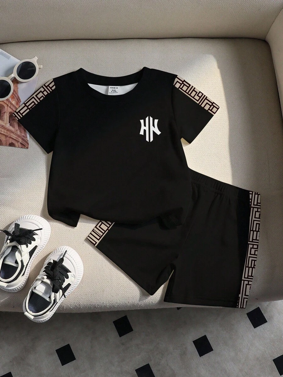 SHEIN Bộ 2 món áo thun cổ tròn tay ngắn in chữ chắp vá cho bé trai mới biết đi và quần short rộng rãi, màu đen - Nhiều màu - Xem 1