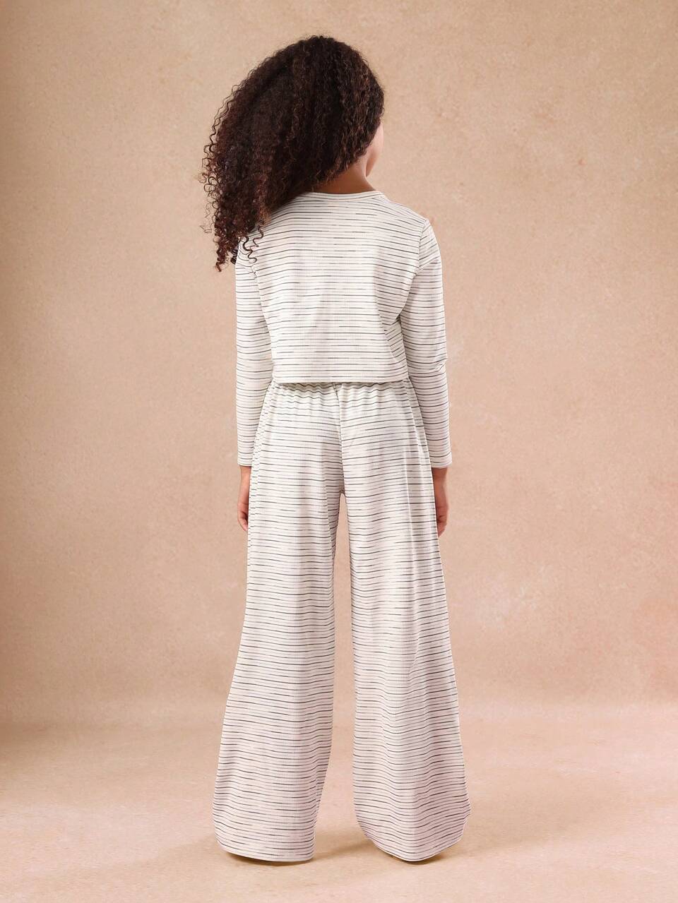 Conjunto de blusa curta listrada com nervuras e calça de perna larga