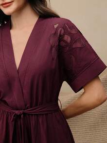 Anewsta 女士酒红色休闲连衣裙，镂空刺绣腰系带A字连衣裙 - 中紫紅色 - 查看 2