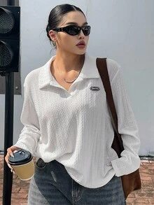 Dazy Plus 时尚休闲纹理面料翻领图案装饰宽松长袖白色 T 恤，加大码女款，春秋季 - 白色 - 查看 1