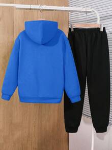 SHEIN 男童蓝色连帽卫衣搭配黑色宽松字母印花长裤两件套休闲套装，适合户外、运动、上学、冬季穿着，也可作为冬季服装、秋季服装、儿童服装，蓝色上衣，黑色裤子，冬季外套 - 寶藍色 - 查看 2