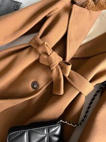 优雅精致的长款大衣，配有可拆卸毛领，收腰设计，修身剪裁，时尚百搭，适合少女秋冬季穿着。 - 卡其色 - 查看 4