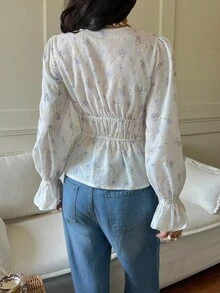 SHEIN Frenchy 女士碎花深V领系腰长袖性感时尚衬衫，适合秋季、万圣节、圣诞节、新年等节日穿着，也可作为派对、沙滩装或休闲衬衫。奶油色衬衫，法式风格，蓝白碎花衬衫，冬季薄纱衬衫。 - 杏色 - 查看 2
