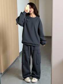 SHEIN Bộ đồ thể thao rộng rãi, thoải mái, lót vải giữ nhiệt, dáng rộng, thời trang thu đông cho bé gái tuổi teen: Áo hoodie in họa tiết phản quang & Quần nỉ có túi rộng, Bộ đồ thể thao dạo phố, Màu xám đậm - Màu xám đen - Xem 1