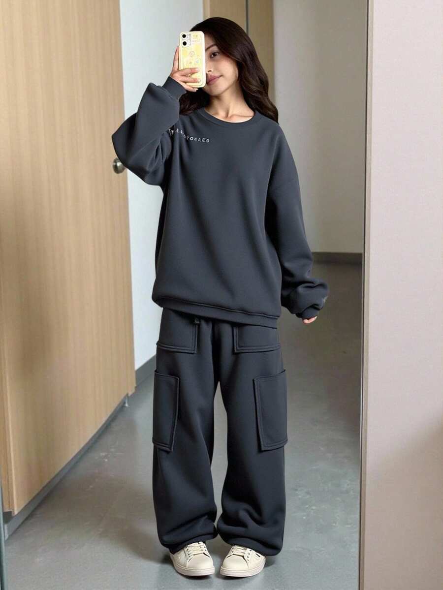 SHEIN Bộ đồ thể thao rộng rãi, thoải mái, lót vải giữ nhiệt, dáng rộng, thời trang thu đông cho bé gái tuổi teen: Áo hoodie in họa tiết phản quang & Quần nỉ có túi rộng, Bộ đồ thể thao dạo phố, Màu xám đậm - Màu xám đen - Xem 1