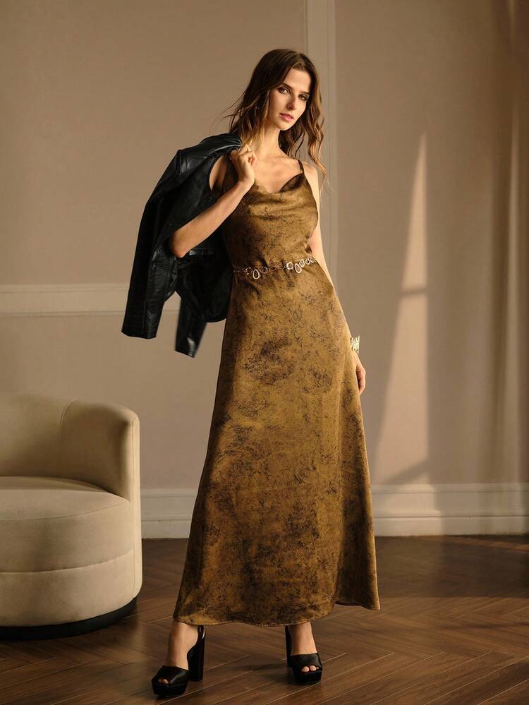 Vestido camisero con cuello de capucha y estampado total sin cinturón de cadena