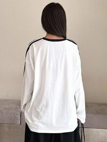 DAZY Camiseta de manga larga con eslogan, gráfico y ribete de contraste, hombros caídos, ropa de otoño, ropa de vuelta al colegio, tops para mujeres - Blanco - Ver 2