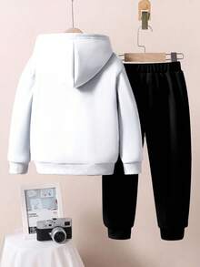 SHEIN 2 件套年轻男孩宽松休闲运动洛杉矶加州城市名称图形印花厚连帽衫和运动裤套装，适合秋冬季 - 黑與白 - 查看 5