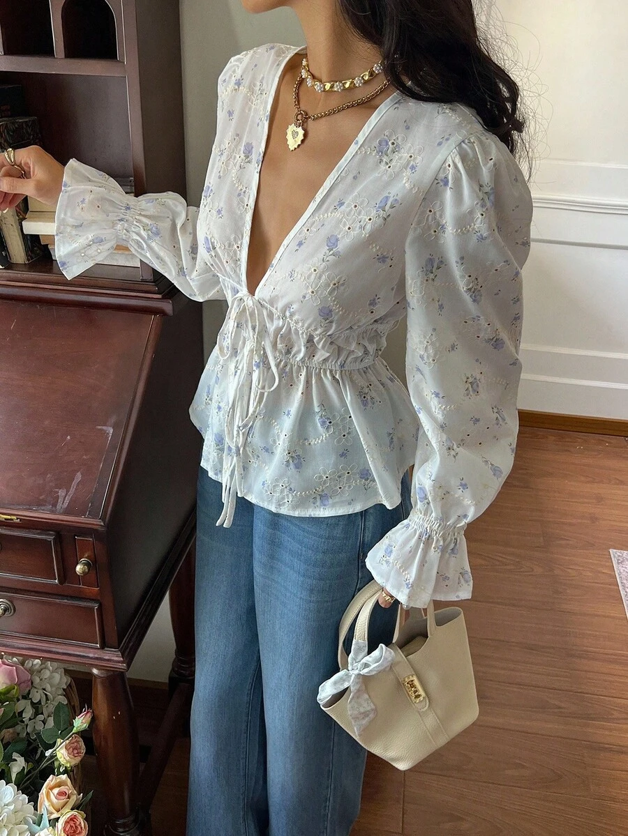 SHEIN Frenchy 女士碎花深V领系腰长袖性感时尚衬衫，适合秋季、万圣节、圣诞节、新年等节日穿着，也可作为派对、沙滩装或休闲衬衫。奶油色衬衫，法式风格，蓝白碎花衬衫，冬季薄纱衬衫。 - 杏色 - 查看 1