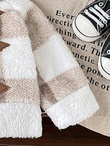 SHEIN Kurtka z polaru dla malucha, modna, z kapturem i długim rękawem, w kratę i patchwork, zapinana na guziki, odpowiednia na co dzień jesienią i zimą, na zewnątrz i w podróży - Wielokolorowe - Zobacz 5