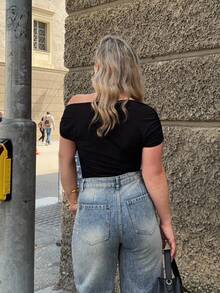 Jeta Ari 露肩修身女性上衣