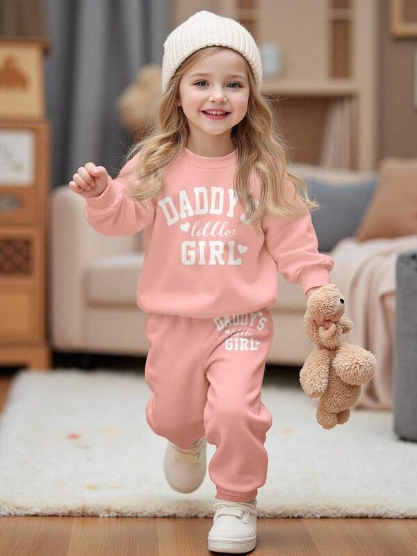 SHEIN Happikins Young Girl Soft Mist Pink "Daddy's Little Girl" Cute Letter Print Thick Soft Loose Long Sleeve Crew Neck Sweatshirt And Pants Tracksuit Set, Suitable For Autumn & Winter, Outfits For Outing, Easy Comfort, Autumn & Winter Layers For Kids, Stylish Kids, Casual Wear, Kids Graphic Tracksuit, Fall Clothes