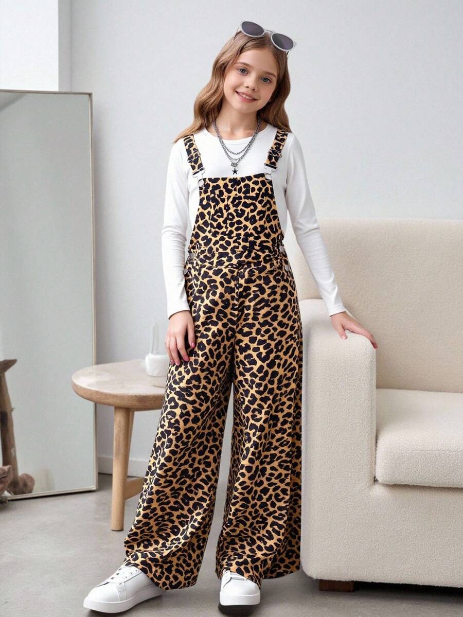 SHEIN 2 件套休闲百搭豹纹背带裤和长款白色 T 恤套装，适合青少年女孩，胸前有口袋，裤子上有两个口袋，适合秋冬季外出、旅行、购物、散步 - 棕色 - 查看 1