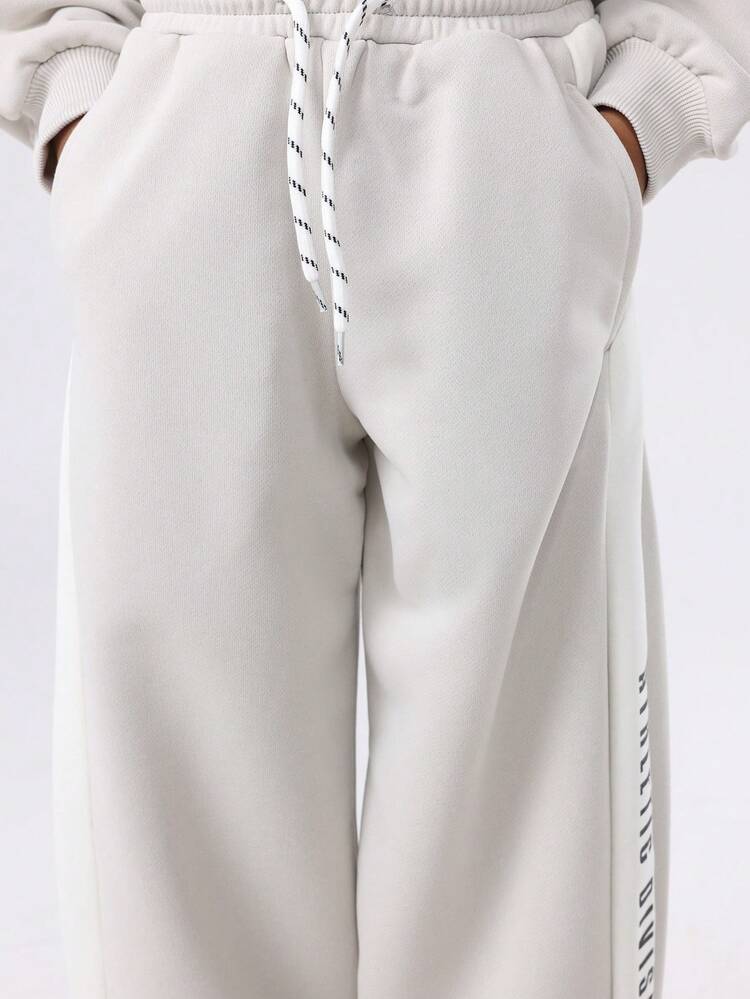 오버사이즈 스웨트셔츠와 조거 팬츠 코디 세트