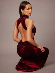 Silquee Elegante abito plissettato in velluto con collo a canottiera