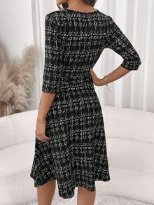 SHEIN Clasi 女士圆领半袖收腰A字黑白格纹针织弹力优雅中长连衣裙，适合秋冬季日常穿着（配腰带） - 黑與白 - 查看 2