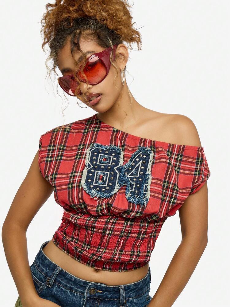 SUMWON WOMEN Blouse décontractée de festival avec épaules dénudées, top court en coton à carreaux rouges, avec application en denim et froncée