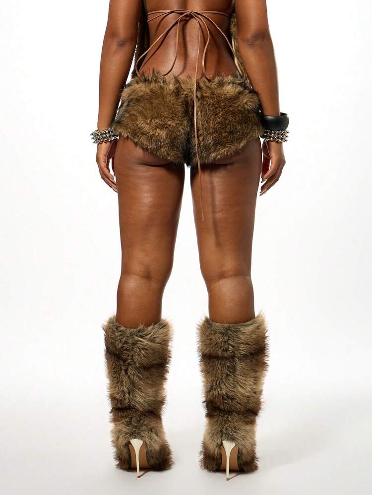 SUMWON WOMEN Pantalones cortos de piel sintética para Halloween con accesorios a juego para el festival de invierno