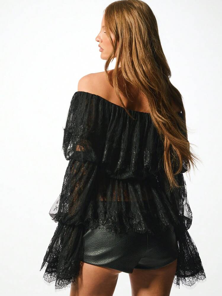 KIZN Blusa de encaje con hombros descubiertos y detalles de volantes