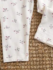 SHEIN Conjunto de 2 piezas de top de manga larga con flores y pantalones para bebé/niño pequeño con cuello con volantes
