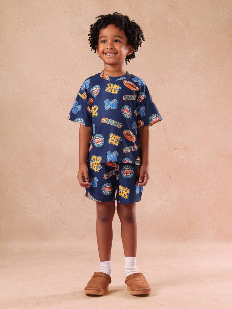 Marineblaues Pyjama-Set mit buntem Sportabzeichen-Print