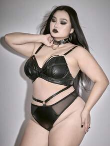 ROMWE Plus Size Gothic Metal Ring Bralette & Panty Set - Black - View 5