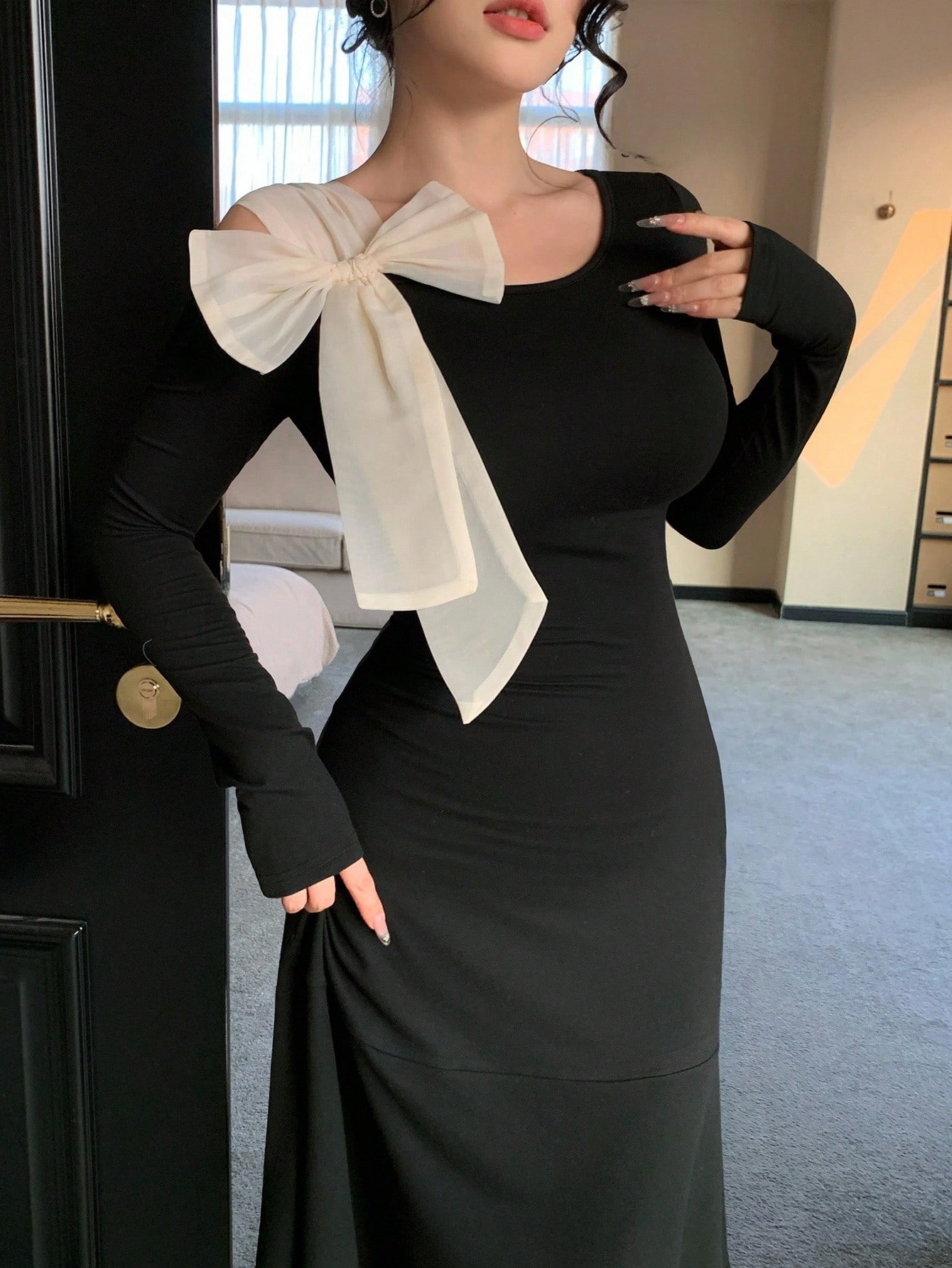 فستان طويل أنيق مناسب للمرأة مع تباين اللون، كشف ا...