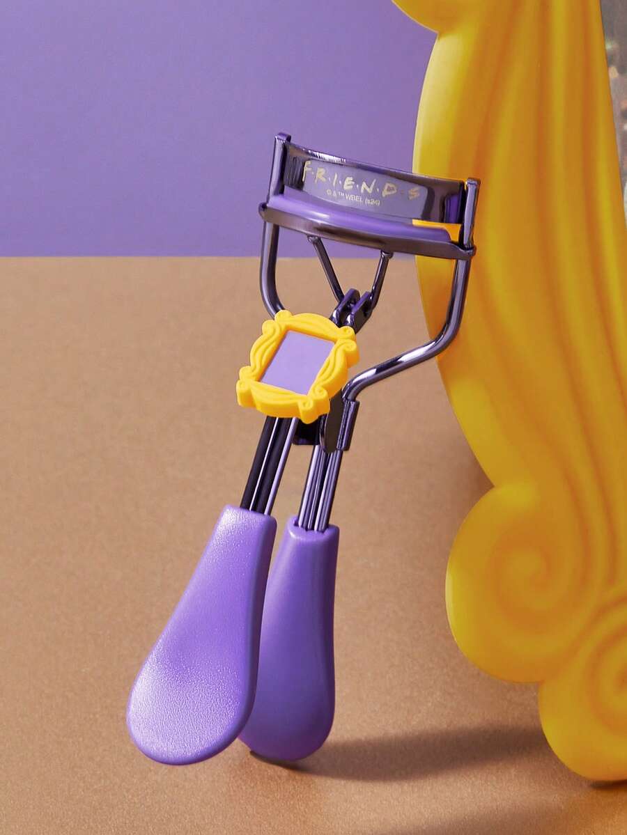 FRIENDS X SHEIN 1pc Alphabet Frame Pattern Eyelash Curler,Gifts - Purple - View 1