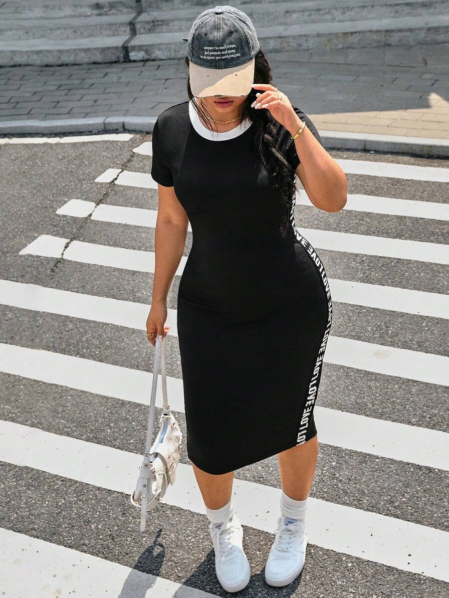 SHEIN EZwear 大码撞色字母印花侧身黑色连衣裙，春夏 - 黑與白 - 查看 1