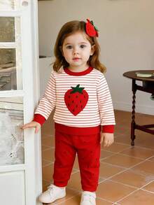 SHEIN Playful Pals 2 件套女婴休闲可爱草莓条纹印花柔软针织圆领长袖运动衫上衣和草莓籽图案红色裤子套装，儿童服装，女童服装，婴幼儿服装，婴幼儿套装，日常休闲，女婴可爱水果草莓套装，适合春秋冬，6 个月至 3 岁