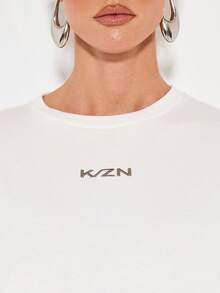 KIZN 棉质长袖短款T恤，印有徽标，适合日常休闲穿着 - 白色 - 查看 4