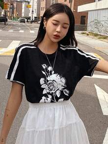 DAZY Damen Sommer Floral bedrucktes Rundhals Kurzarm Lässig T-Shirt mit Grafik - Schwarz - Übersicht 1