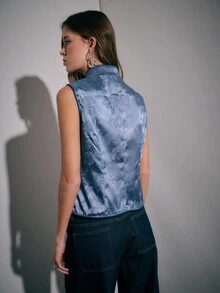 Nöista Áo vest gấm hoa màu xanh không tay có cổ áo kiểu Trung Hoa, lớp vải satin bóng và khóa thắt nút trang trí ở phía trước - Một món đồ thời trang sang trọng, nổi bật cho mùa thu, hoàn hảo cho phong cách ban ngày nâng cao, sự kiện thường ngày thông minh, lễ kỷ niệm văn hóa, trang phục đi chơi hoặc trang phục dự tiệc. - Màu xanh lam - Xem 2