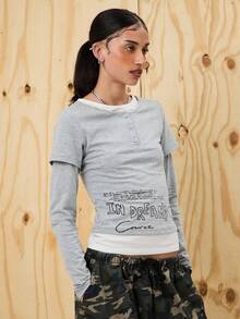 COUREZ 长袖叠层纽扣前开襟针织T恤，饰有涂鸦图案 / Y2K 春季女装外出上衣 哥特风图案T恤 - 灰色 - 查看 4