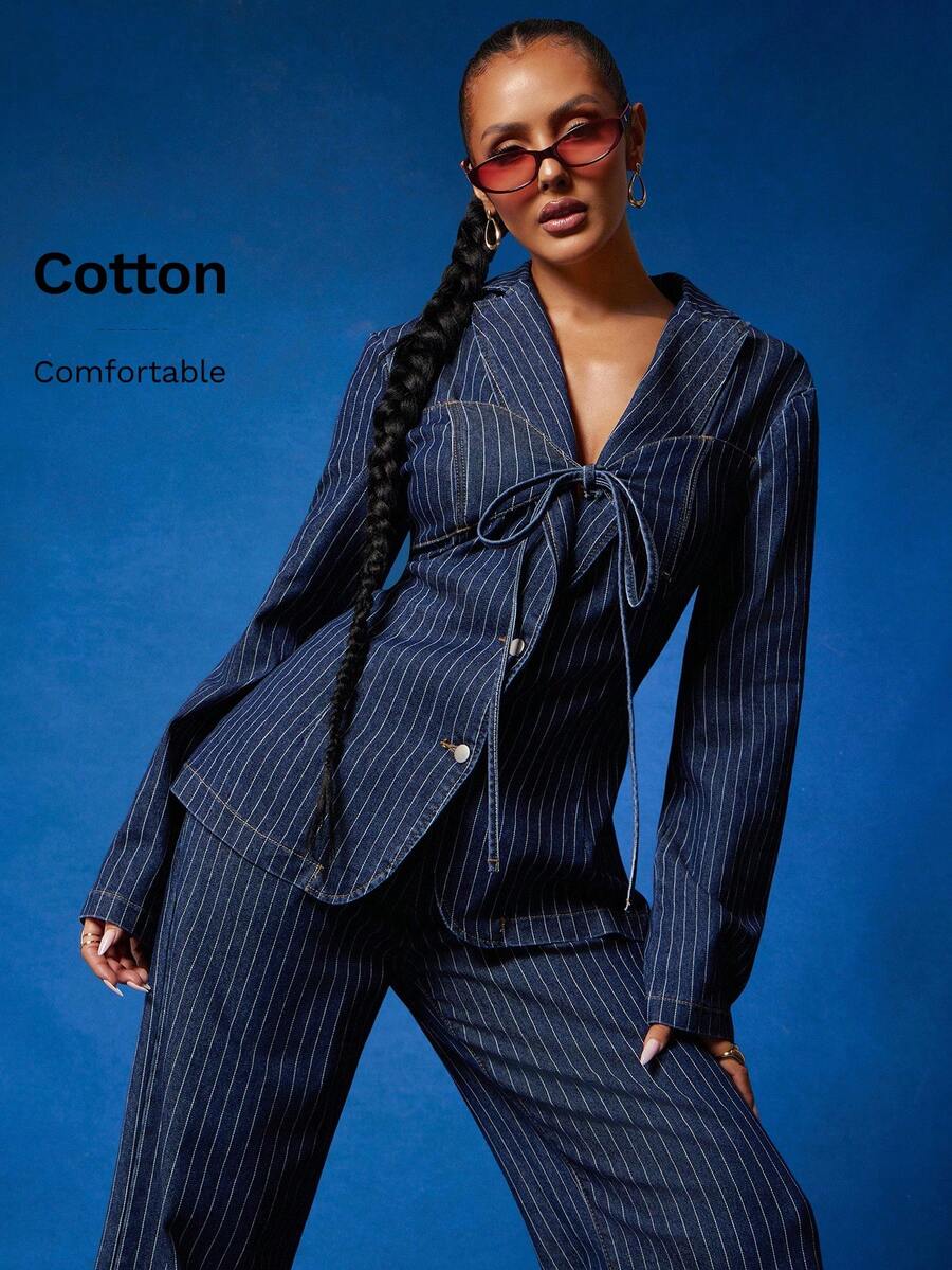 NYA SZN Áo khoác Petra bằng denim kẻ sọc, cổ chữ V khoét sâu, cài nút, chi tiết thắt cà vạt, áo khoác denim phong cách công sở, thường ngày, dành cho nhân viên văn phòng, giáo viên, mùa thu, phong cách lễ hội, lễ hội hóa trang. - Rửa tối - Xem 1