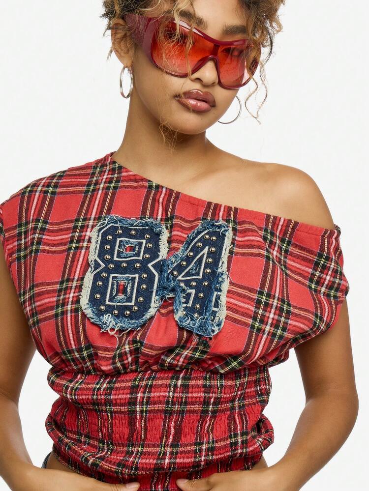 SUMWON WOMEN Blouse décontractée de festival avec épaules dénudées, top court en coton à carreaux rouges, avec application en denim et froncée