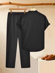 Manfinity Homme 男士纯色缺口领短袖衬衫和口袋短裤套装 - 黑色 - 查看 2