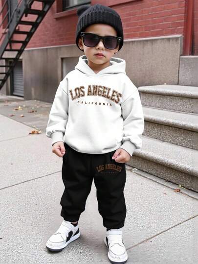 SHEIN 2 件套年轻男孩宽松休闲运动洛杉矶加州城市名称图形印花厚连帽衫和运动裤套装，适合秋冬季