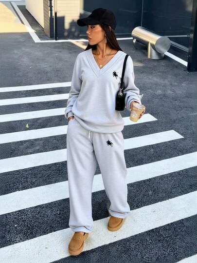 SHEIN PETITE Set de 2 piezas Sudadera y pantalón de chándal con cuello en V oversize, de punto esponjoso y elástico, suelto, con pequeño logo impreso, conjunto casual para otoño/invierno y vuelta al colegio