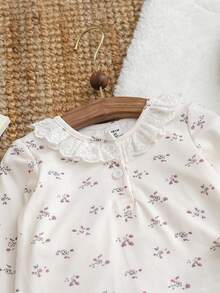 SHEIN Conjunto de 2 piezas de top de manga larga con flores y pantalones para bebé/niño pequeño con cuello con volantes