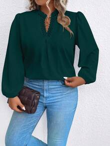 SHEIN Clasi Blouse élégante pour femmes grandes tailles, col V en dentelle contrastée, manches lanternes