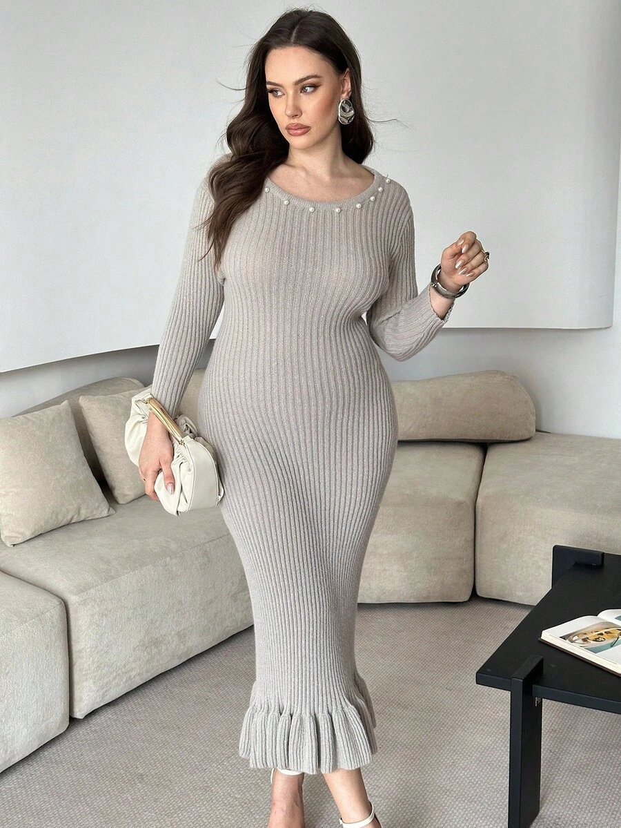 Modelyn Vestido de Malha Elegante Plus Size para Mulheres com Decoração de Pérolas Falsas, Gola Redonda, Manga Longa, Bainha Franzida, Outono - Cinza - Visão 1