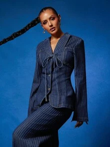 NYA SZN Áo khoác Petra bằng denim kẻ sọc, cổ chữ V khoét sâu, cài nút, chi tiết thắt cà vạt, áo khoác denim phong cách công sở, thường ngày, dành cho nhân viên văn phòng, giáo viên, mùa thu, phong cách lễ hội, lễ hội hóa trang. - Rửa tối - Xem 3